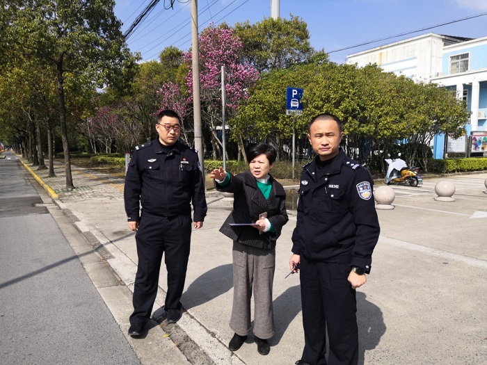 学生放寒假期间,菊园派出所刘所长,沈所长带领民警们,实地走访学校