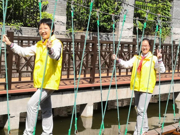 5月19日一大早,八年級的同學們就乘坐大巴來到瀏河營地進行社會實踐